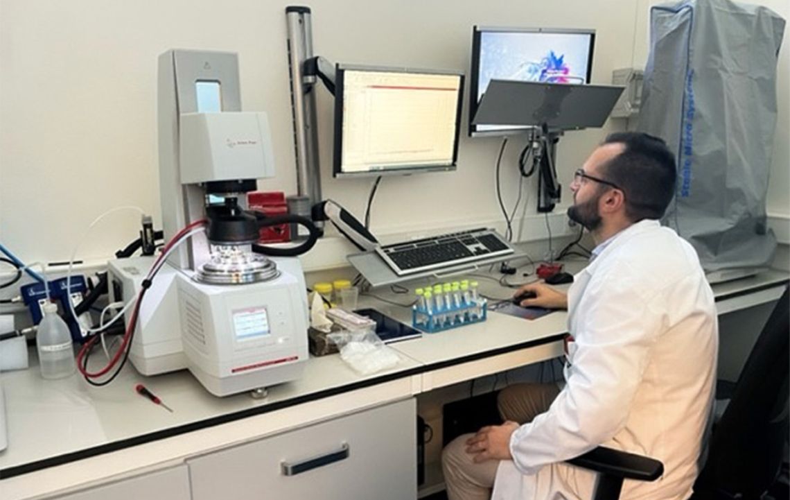 ©Lorenzo Bellorini - La Persona è il fulcro di tutte le attività R&D. Nella foto: un operatore qualificato conduce un’analisi tribologica su una forma semisolida