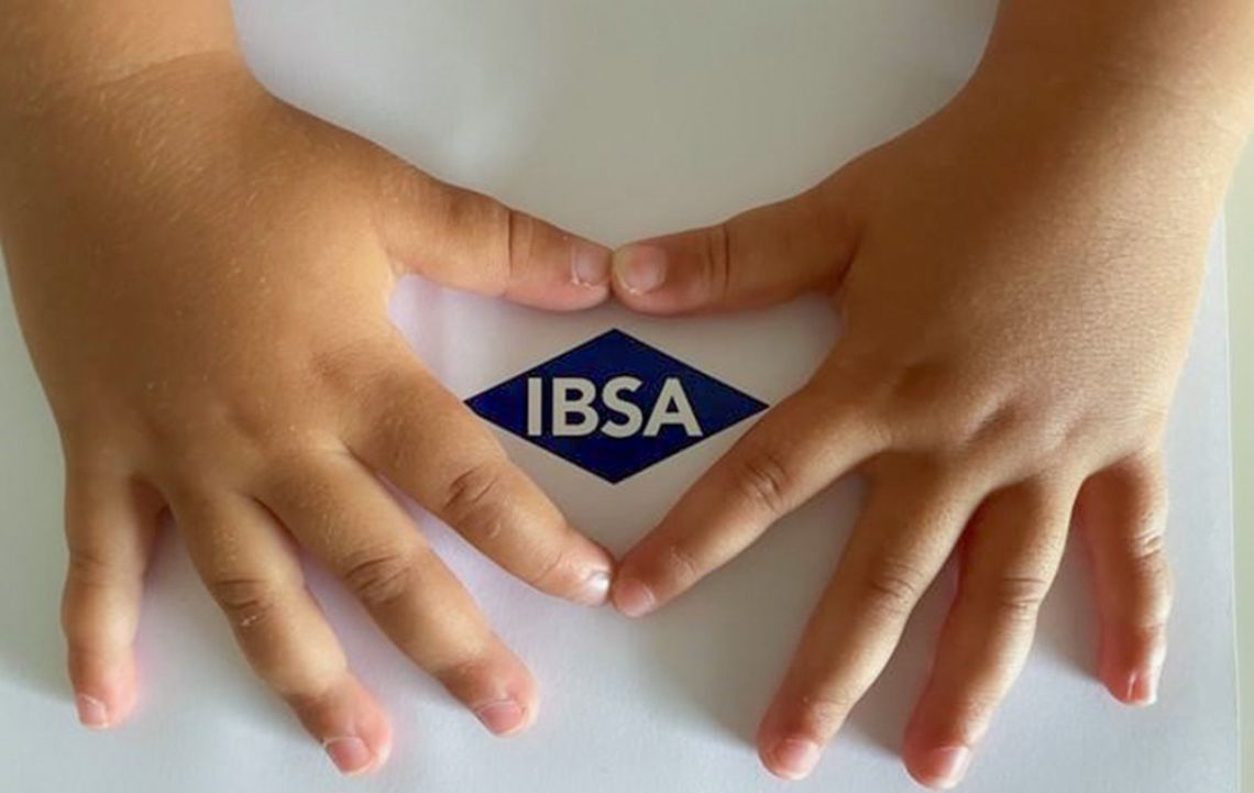 ©Silvia Picerni - L’attenzione verso la Persona rappresentata dal logo IBSA circondato dalle mani di una bimba 
