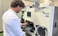 ©Lorenzo Bellorini - Nel centro di R&D di Manno (CH) si realizzano le composizioni IBSA con apparecchiature di ultima generazione per pre-testare tutti i processi. Nella foto: tecnico formulatore interagisce con un impianto di liofilizzazione
